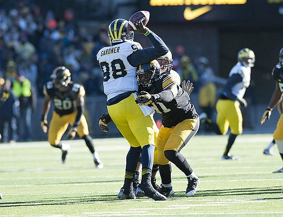 Devin Gardner (98) and Jeremy Jackson (17)