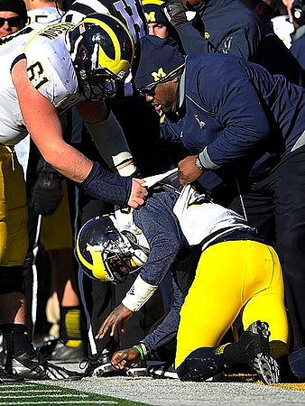 Graham Glasgow (61) and Devin Gardner (98)