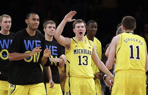 Blake McLimans (22), Jon Horford (15), Max Bielfeldt (44), Matt Vogrich (13), Caris LeVert (23), and Nik Stauskas (11)