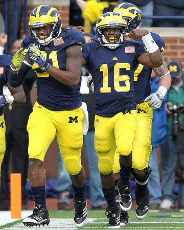 Junior Hemingway (21), Denard Robinson (16), and Taylor Lewan (77)