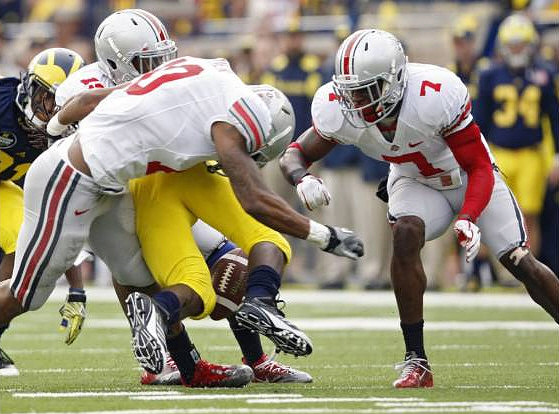 Junior Hemingway (21) and Denard Robinson (16)