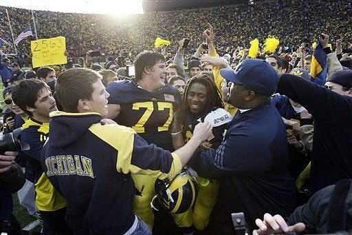 Taylor Lewan (77) and Denard Robinson (16)