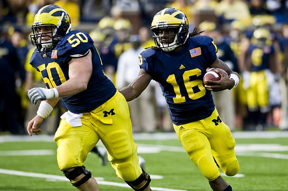 David Molk (50) and Denard Robinson (16)