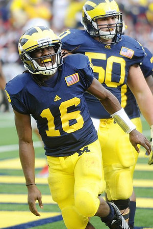 Denard Robinson (16) and David Molk (50)