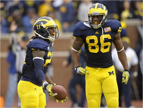 Junior Hemingway (21) and Kevin Koger (86)