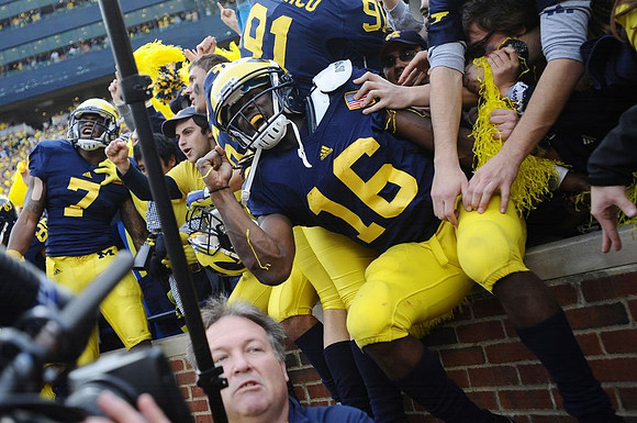 Brandin Hawthorne (7), Tom Pomarico (91), and Denard Robinson (16)