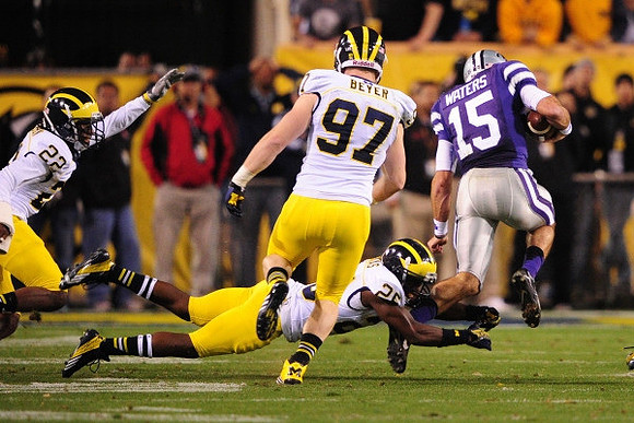 Jarrod Wilson (22), Brennen Beyer (97), and Dymonte Thomas (25)