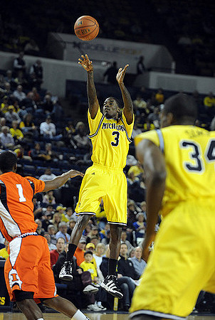 Manny Harris (3) and DeShawn Sims (34)