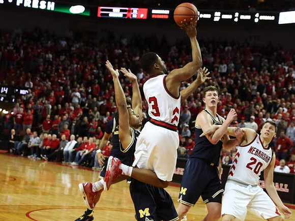 Jaaron Simmons (5) and Jon Teske (15)