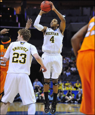 Darius Morris (4) and Evan Smotrycz (23)