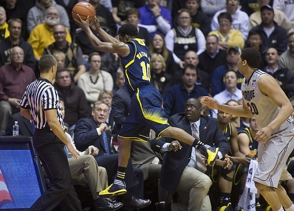 Jeff Meyer, Derrick Walton Jr. (10), and Bacari Alexander