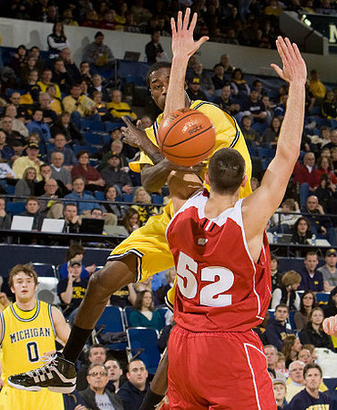 Zack Novak (0) and Manny Harris (3)