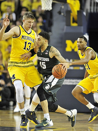 Moritz Wagner (13) and Zak Irvin (21)