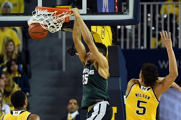 Zak Irvin (21) and D.J. Wilson (5)