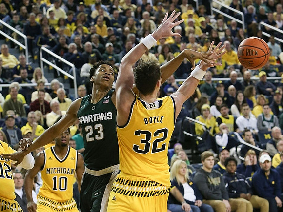 Derrick Walton Jr. (10) and Ricky Doyle (32)