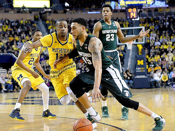 Zak Irvin (21) and Muhammad-Ali Abdur-Rahkman (12)