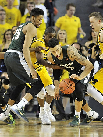 Muhammad-Ali Abdur-Rahkman (12) and Duncan Robinson (22)