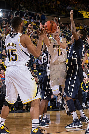 Jon Horford (15) and Nik Stauskas (11)