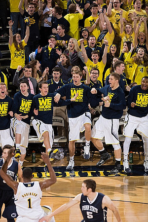Glenn Robinson III (1) and Michigan Team