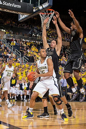 Zak Irvin (21) and Jon Horford (15)