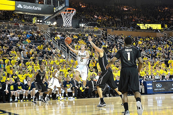Zak Irvin (21) and Spike Albrecht (2)