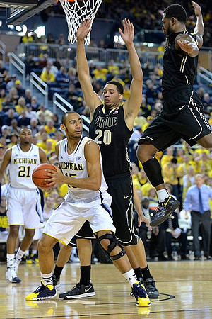 Zak Irvin (21) and Jon Horford (15)