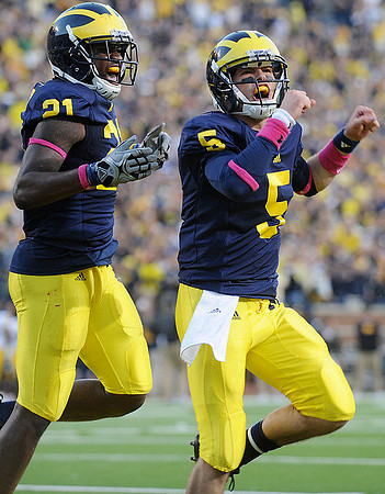Junior Hemingway (21) and Tate Forcier (5)