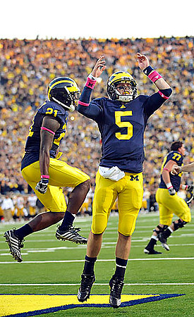 Junior Hemingway (21), Tate Forcier (5), and Taylor Lewan (77)