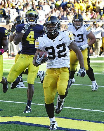 Kenny Demens (25) and Cameron Gordon (4)