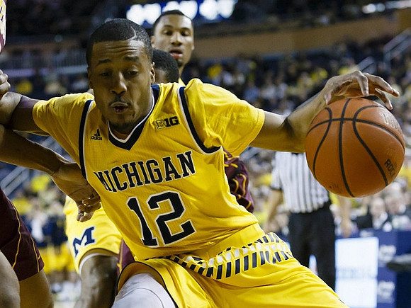 Muhammad-Ali Abdur-Rahkman (12) and Zak Irvin (21)