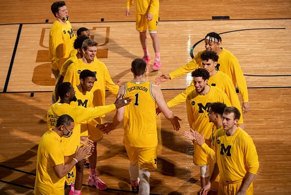 Hunter Dickinson (1), Juwan Howard, and Michigan Team