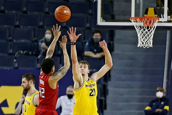 Hunter Dickinson (1) and Franz Wagner (21)