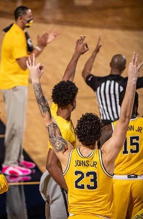 Juwan Howard, Brandon Johns Jr. (23), and Chaundee Brown Jr. (15)