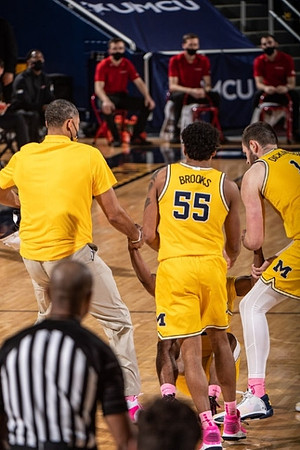Juwan Howard, Eli Brooks (55), and Hunter Dickinson (1)