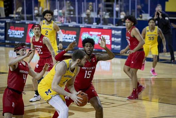 Hunter Dickinson (1), Isaiah Livers (2), and Eli Brooks (55)