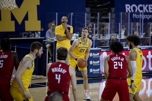 Hunter Dickinson (1), Franz Wagner (21), Isaiah Livers (2), and Juwan Howard