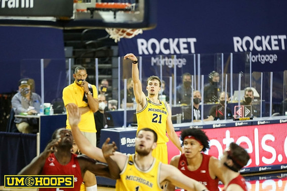 Hunter Dickinson (1), Franz Wagner (21), and Juwan Howard