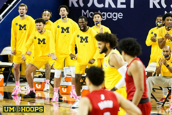 Isaiah Livers (2) and Michigan Team