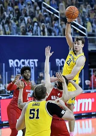 Austin Davis (51) and Franz Wagner (21)