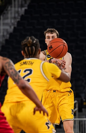 Mike Smith (12) and Franz Wagner (21)