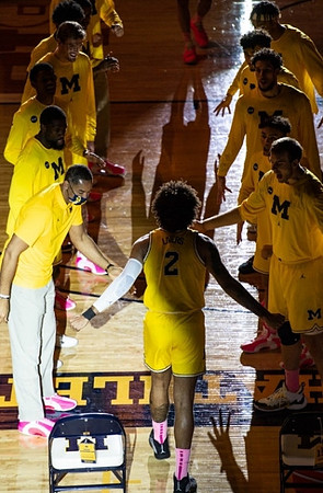 Isaiah Livers (2) and Michigan Team