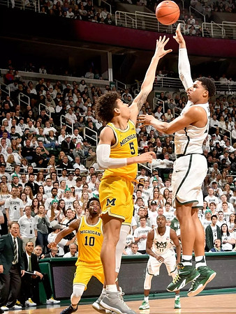 Derrick Walton Jr. (10), D.J. Wilson (5), and Michigan State Head Coach Tom Izzo