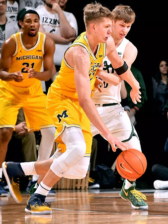 Zak Irvin (21) and Moritz Wagner (13)