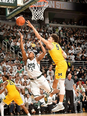 Zak Irvin (21) and D.J. Wilson (5)