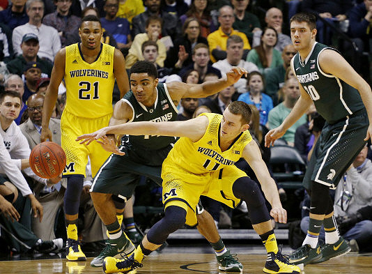 Zak Irvin (21) and Nik Stauskas (11)