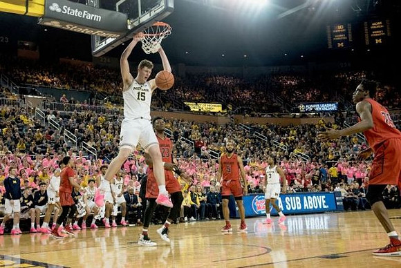 Jon Teske (15) and Zavier Simpson (3)