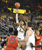 Jordan Poole (2) and Jon Teske (15)
