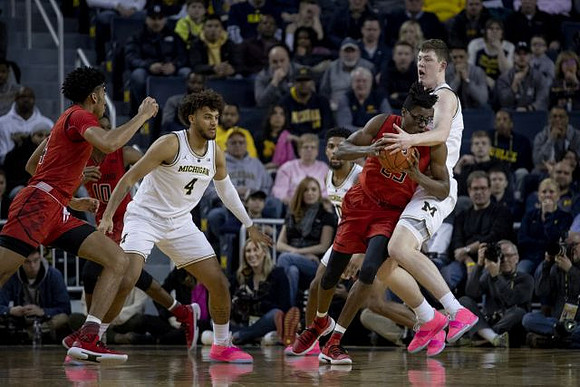Isaiah Livers (4) and Jon Teske (15)
