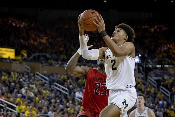 Jordan Poole (2) and Jon Teske (15)