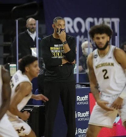Eli Brooks (55), Juwan Howard, and Isaiah Livers (2)